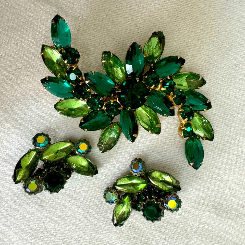 Vintage Green Rhinestone Brooch Pin & earrings
Measures 2 3/8 inch Length.